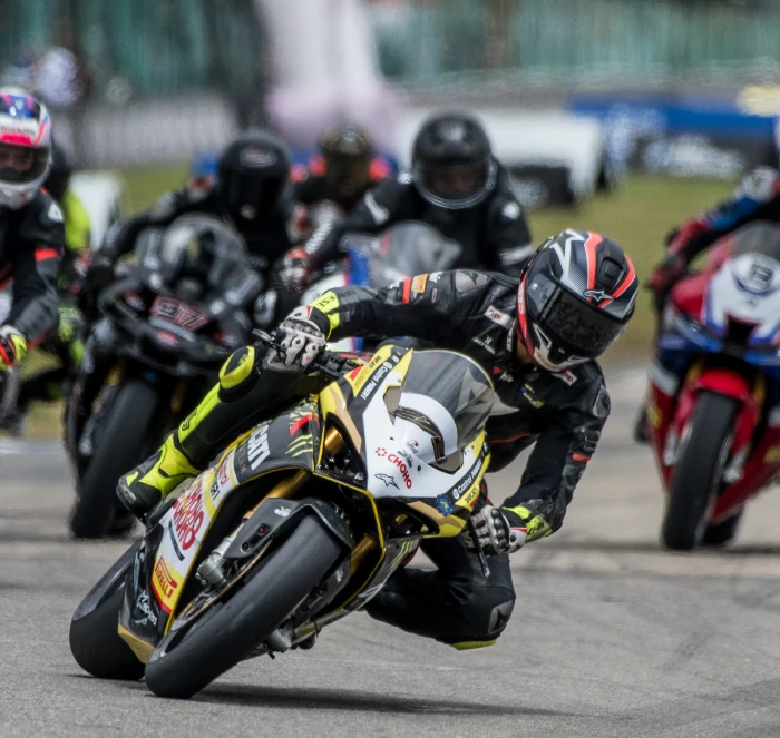 Alfonso Linares en competencia montando su ducati