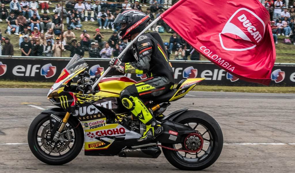 Alfonso Linares celebrando su triunfo en el Superbike en su ducati
