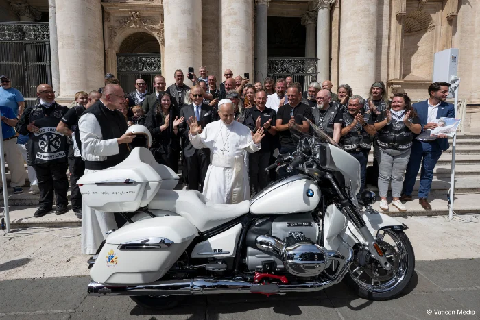 Representantes de BMW Motorrad y JESUS-BIKER en el Peace Ride en Roma