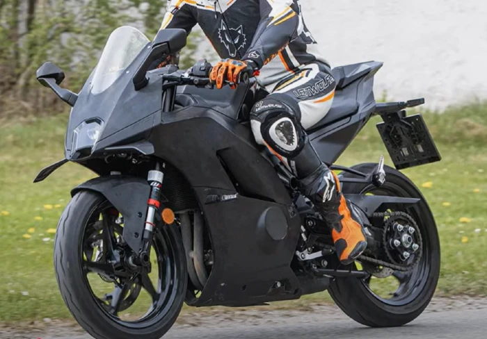 En este modelo de prueba, de KTM ya se ven muchos componentes que nos dan luces sobre lo que traerá la RC 490