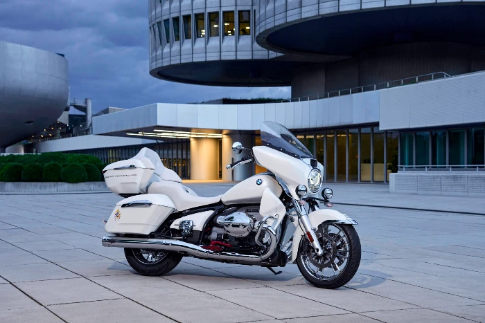 BMW R 18 Transcontinental del Papa León XIV en exhibición en BMW Welt, Múnich
