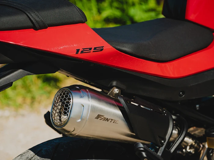 Detalles como el escape le dan un toque premium a la Fantic Street Stealth 125