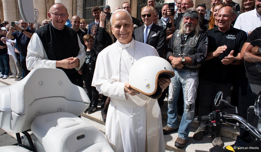 BMW R 18 Transcontinental bendecida por el Papa León XIV en el Vaticano
