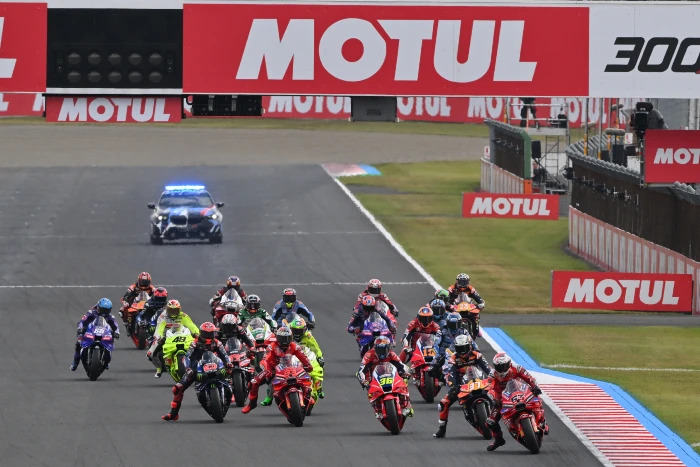 foto 1 largada gp japon Humo blanco en Japón, Marc Márquez nuevo campeón del mundo MotoGP y Pecco brilla con triplete en el Gran Premio La Revista De Motos
