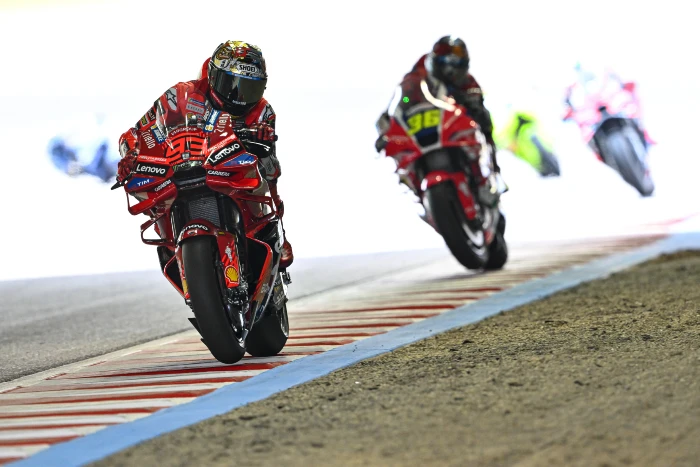 foto 2 marquez mir Humo blanco en Japón, Marc Márquez nuevo campeón del mundo MotoGP y Pecco brilla con triplete en el Gran Premio La Revista De Motos