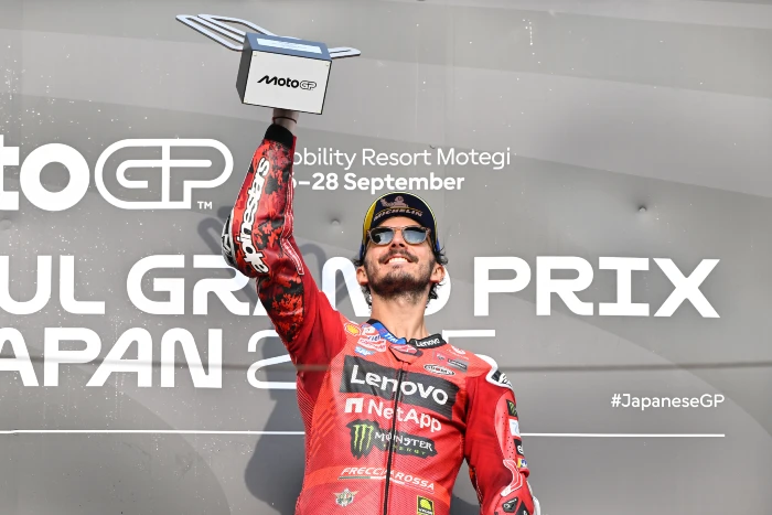 foto 4 podio pecco Humo blanco en Japón, Marc Márquez nuevo campeón del mundo MotoGP y Pecco brilla con triplete en el Gran Premio La Revista De Motos