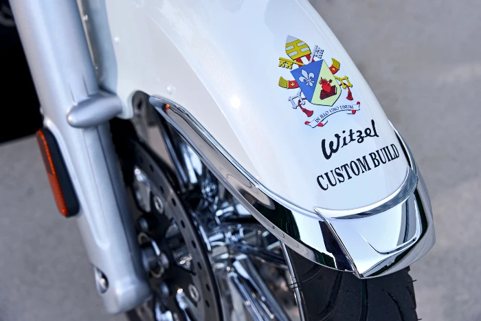 Moto BMW R 18 Transcontinental con escudo del Vaticano y pintura blanca nacarada