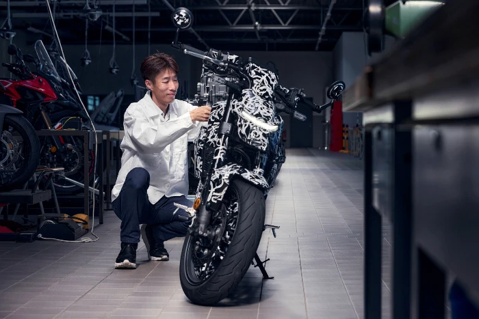 Masatsugu Tanaka con la Honda EV FUN 