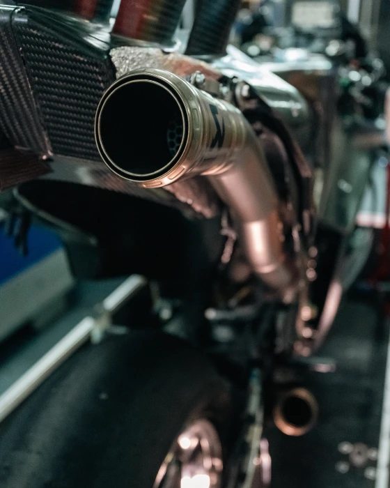 Detalle del prototipo Yamaha M1 con motor V4 en el paddock de Misano