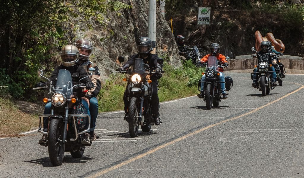 Grupo de moteros Royal Enfield