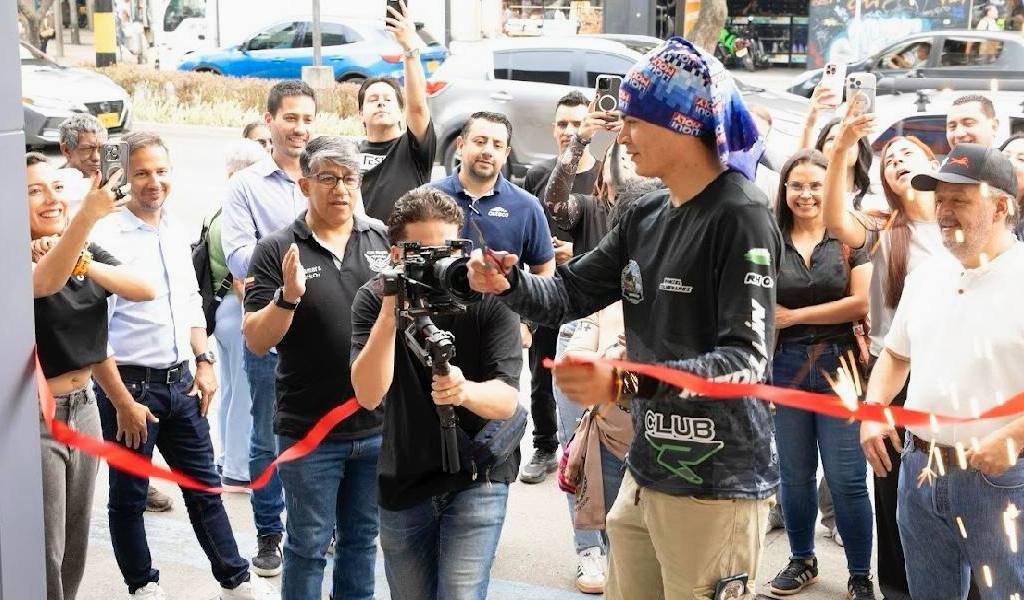 Personas celebrando en inauguración de tienda experiencial de Auteco tvs