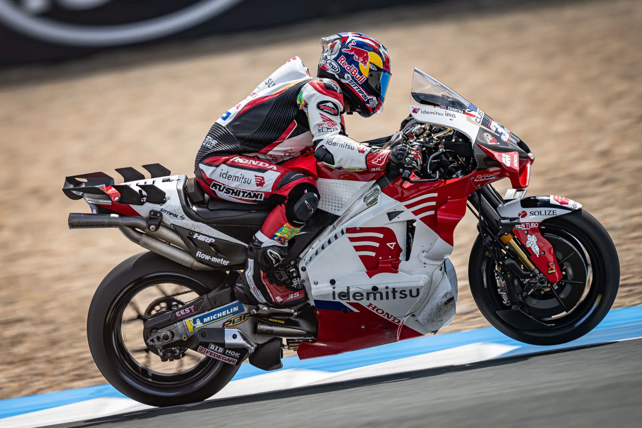 Foto del Tailandés Chantra en competencia y montando su moto