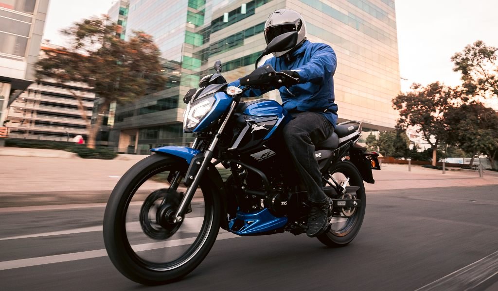 Auteco TVS refuerza la seguridad vial con motos equipadas con sistemas CBS y ABS