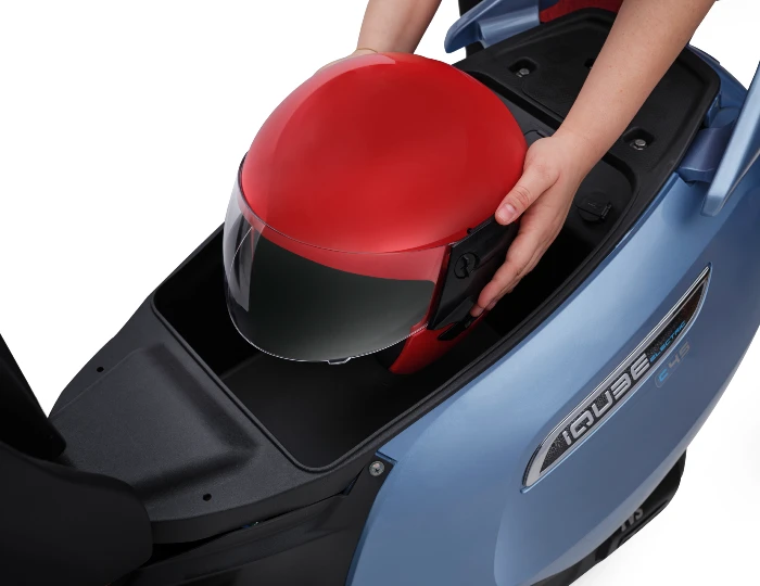 capacidad de carga en el tvs iqube TVS iQube: el scooter eléctrico que llega a revolucionar la movilidad en Colombia 5 Espacio bajo el asiento como todo buen scooter