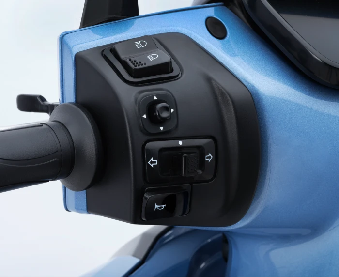 comandos del scooter electrico tvs iqube TVS iQube: el scooter eléctrico que llega a revolucionar la movilidad en Colombia 3 Comandos del TVS iQube