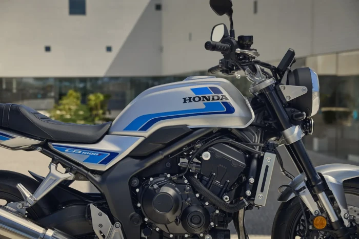 detalle del motor y el tanque de la honda cb1000f 2026 Honda CB1000F 2026 El regreso con estilo del 4 cilindros en línea 1 Motor de alto rendimiento en la Honda CB1000F 2026