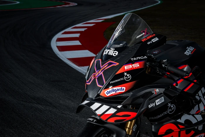 detalle frontal de la aprilia rsv4 x gp La Aprilia RSV4 X-GP se agota en solo 14 días: éxito mundial para la marca “X” 1 La Aprilia RSV4 X-GP ofrece 238 caballos de fuerza para solo 165 kilos