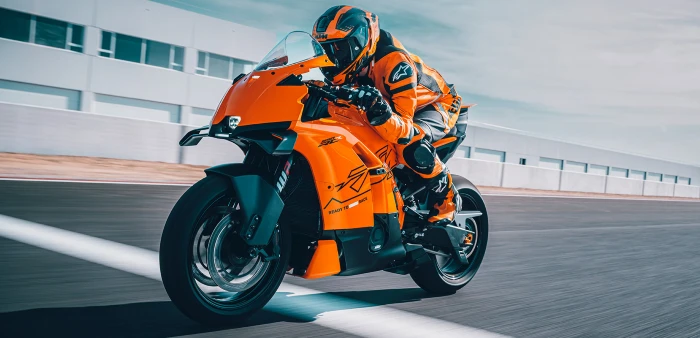 Moto KTM 990 RC en las calles de la ciudad