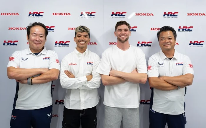 Somkiat Chantra y Jake Dixon posando junto a sus managers para el Honda WorldSBK 2026