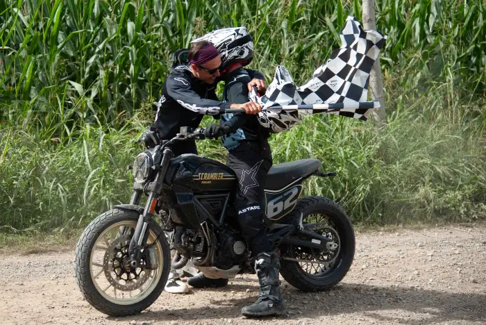na Scrambler de producción, con neumáticos originales, puede soportar un verdadero desafío de resistencia sobre tierra