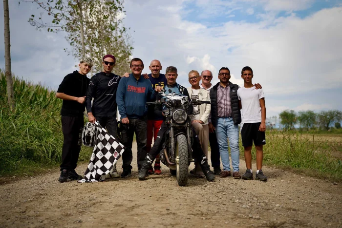Foto de equipo luego de marcar el récord con la Ducati Scrambler