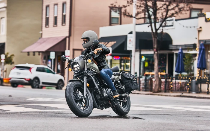 honda e clutch simplicidad y confianza al conducir Honda Rebel 300 2026: la moto ideal para quienes quieren comenzar sin complicaciones 1 Una moto para disfrutar con comodidad y seguridad el camino