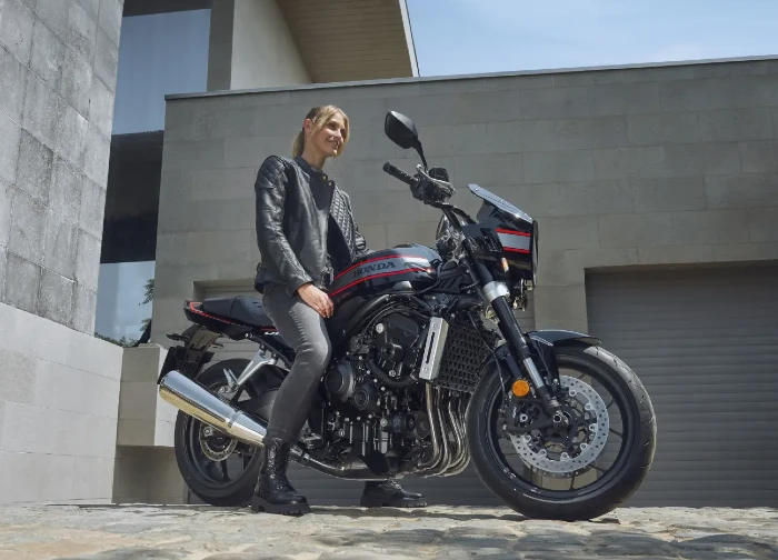 honda pack sport cb1000f Honda CB1000F 2026 El regreso con estilo del 4 cilindros en línea 2 Honda CB100F pack sport agrega carenado pequeño, rejilla de radiador, tapones mecanizados y quickshifter bidireccional