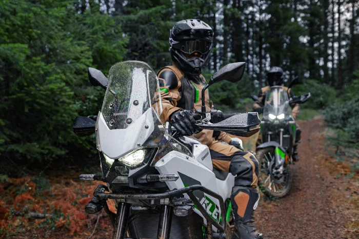 kawasaki kle500 2026 figura esbelta y elevada con un asiento tipo rally Nueva Kawasaki KLE500 2026: el regreso de un ícono trail 1 Diseño con silueta rally