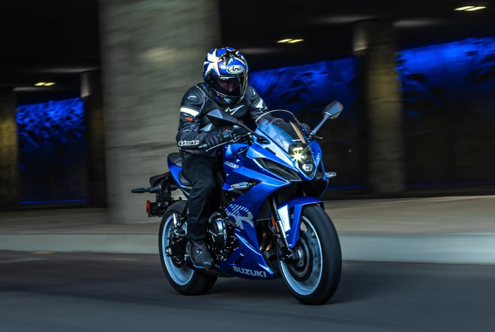 Foto de la Suzuki- gsx8r manejada en calle