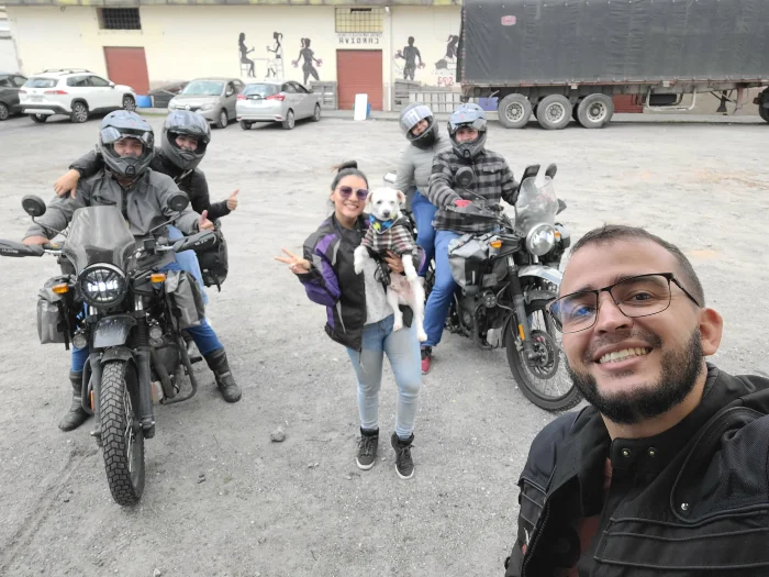 Motociclistas tomándose una foto con Maylo