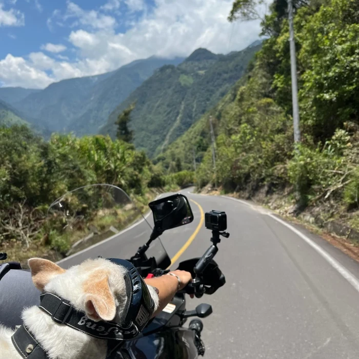 Maylo viajando en la moto en carretera