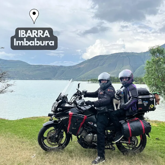 Maylo posando junto a sus dueños en la moto y junto al lago Imbabura.