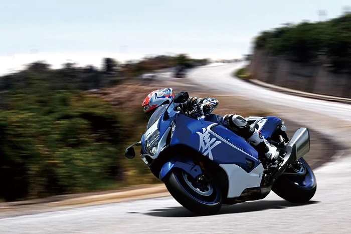 moto hayabusa en accion Sale al mercado la Suzuki Hayabusa edición especial 2026 con mejoras en su diseño 5 Foto de la Hayabusa montada por motociclista en carretera