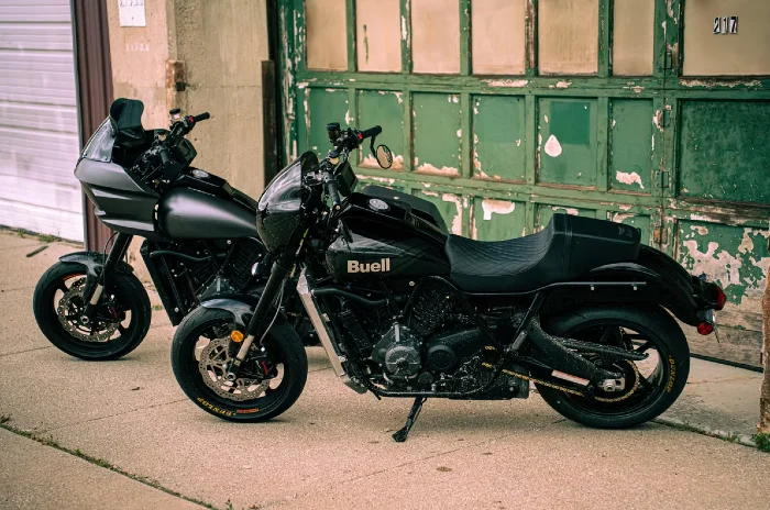 dos motos Super Cruiser estacionadas color negro