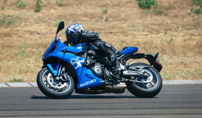 Foto de la Suzuki gsx8r en color azul montada por un motociclista a gran velocidad