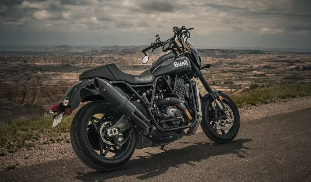 Moto Buell Super Cruiser estacionada