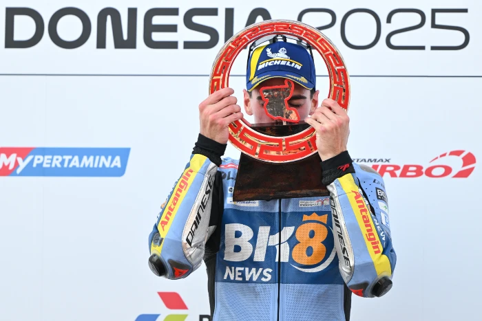 Fermín Aldeguer en el podio de Mandalika celebra la victoria de su primer Gran Premio