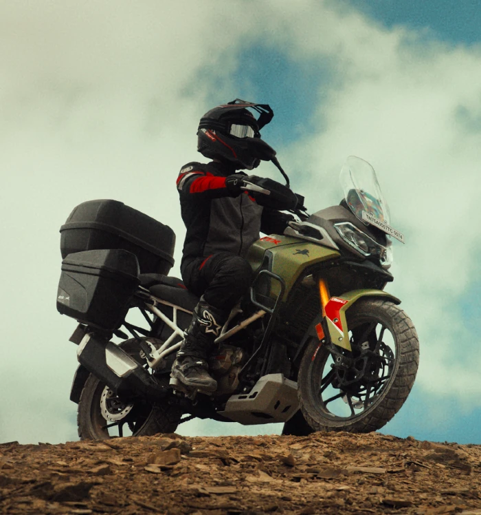 Foto de la nueva TVS Apache RTX con un motociclista en una colina