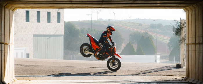 un poco de accion con la ktm El motor monocilíndrico más potente del mundo ahora es de KTM 4 Las KTM 690 Enduro R y 690 SMC R 2026 llegan equipadas con toda la electrónica, además del motor monocilíndrico más potente del mundo