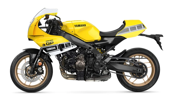 una mezcla audaz de amarillo y blanco que revive las historicas yzr500 de los 70 y 80 Yamaha XSR900 GP 2026: homenaje a “King” Kenny Roberts y la época dorada del motociclismo 2 La Yamaha XSR900 GP 2026 adopta un nuevo esquema de color Legend Yellow