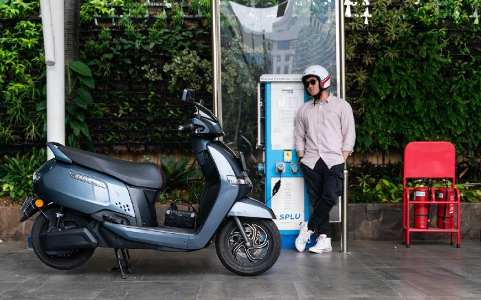 uno de los grandes atractivos de la tvs iqube es su facilidad de carga TVS iQube: el scooter eléctrico que llega a revolucionar la movilidad en Colombia 1 El TVS iQube fue desarrollado pensando en las necesidades de la ciudad