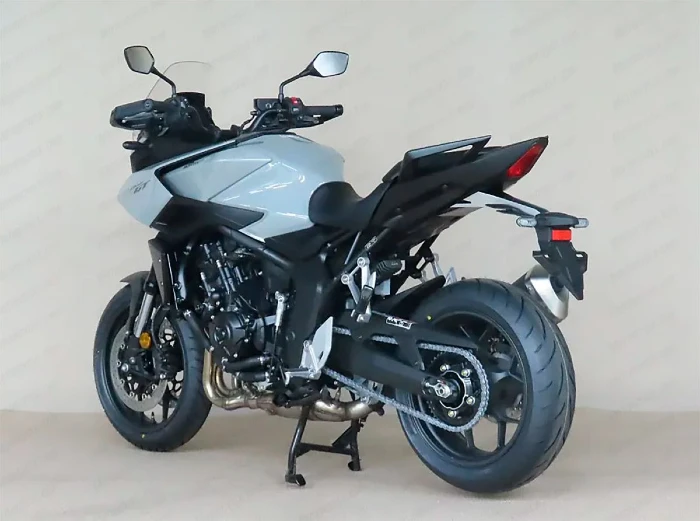 vista lateral posterior de la honda cb1000gt 2026 Honda CB1000GT 2026: la nueva Sport Touring que llega para conquistar la carretera 2 Motor de 1000 cc y 147 CV