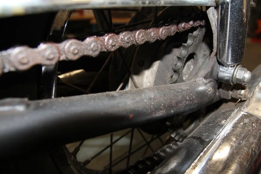 Cadena de moto Cuándo reemplazar el kit de arrastre de tu moto: 7 señales que debes identificar 9 Imagen de una cadena de kit de arrastre de moto oxidada