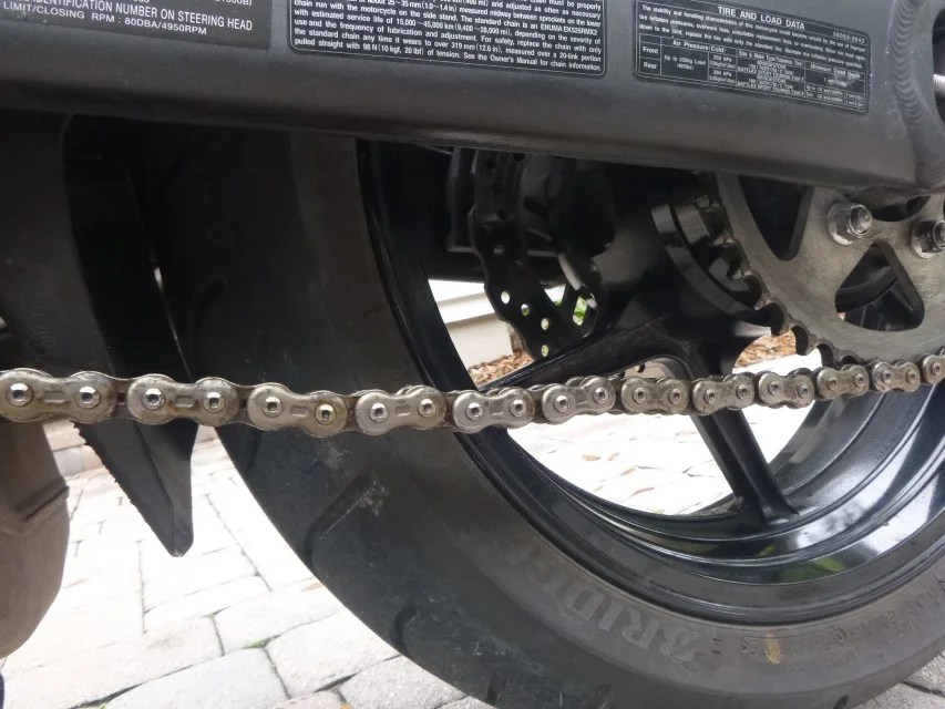 Eslabones rigidos o pegados Cuándo reemplazar el kit de arrastre de tu moto: 7 señales que debes identificar 7 foto de una cadena con eslabones rígidos