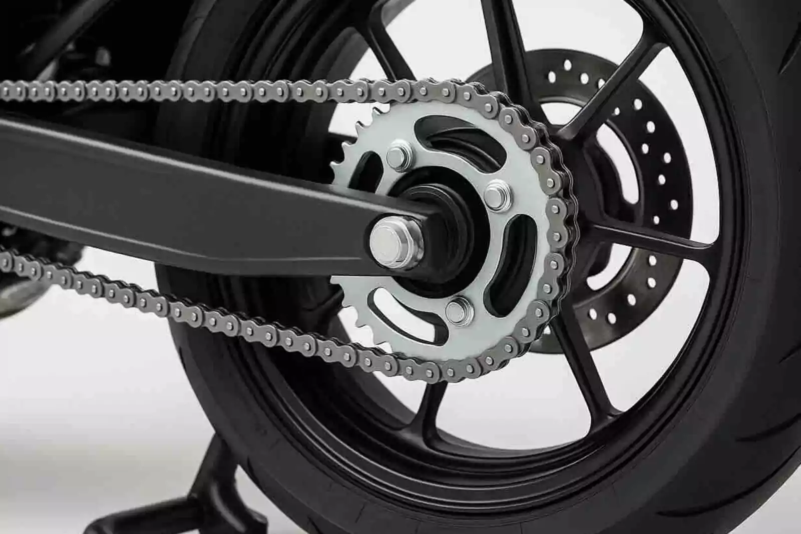 ajuste cadena de moto Cuándo reemplazar el kit de arrastre de tu moto: 7 señales que debes identificar 6 cadena-de-moto-muy-tensa