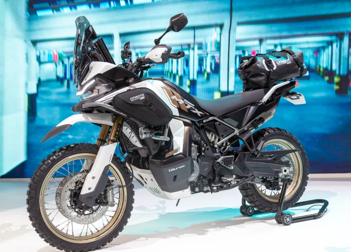 Pensada para los viajeros más exigentes, la CFMOTO 1000 MT-X llega al EICMA 2025 con un motor tricilíndrico