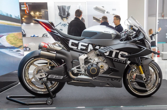 CFMOTO contó con la colaboración de Akrapovic