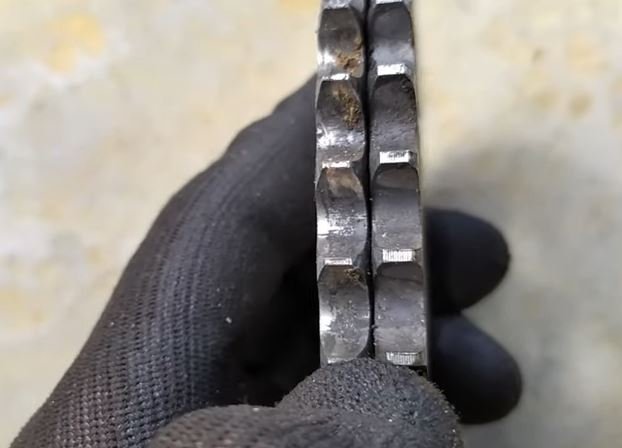 comparacion dos pinones uno bueno y otro desgastado Cuándo reemplazar el kit de arrastre de tu moto: 7 señales que debes identificar 4 Foto comparativa de 2 piñones de moto, uno bueno y otro desgastado