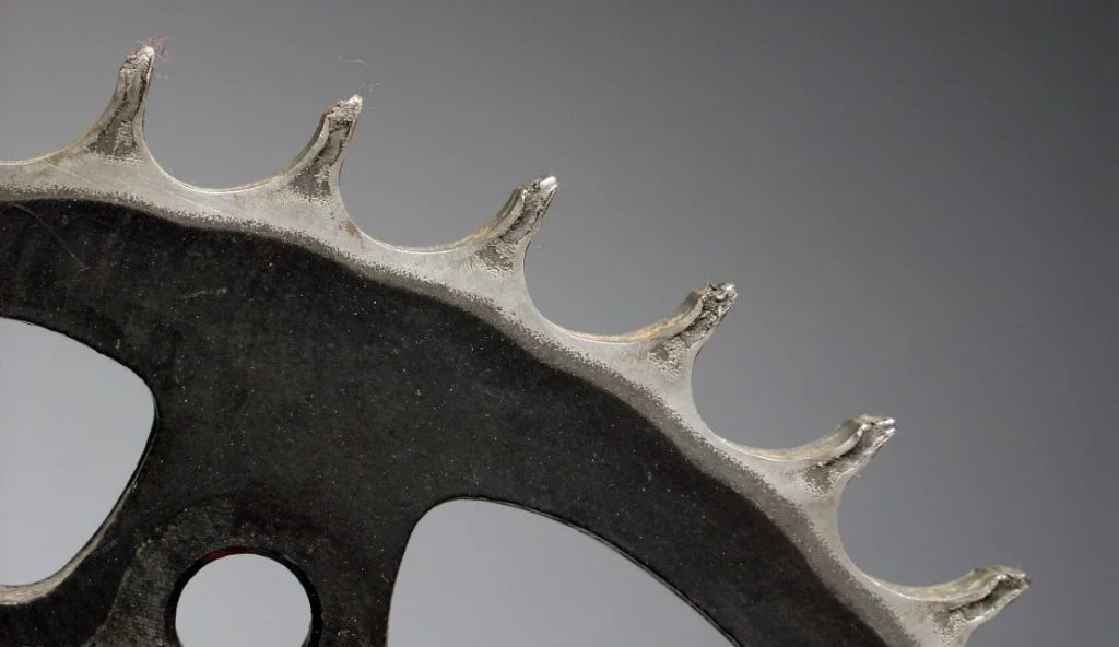 corona desgastada Cuándo reemplazar el kit de arrastre de tu moto: 7 señales que debes identificar 3 foto de un sprocket trasero desgastado con las puntas en crurva