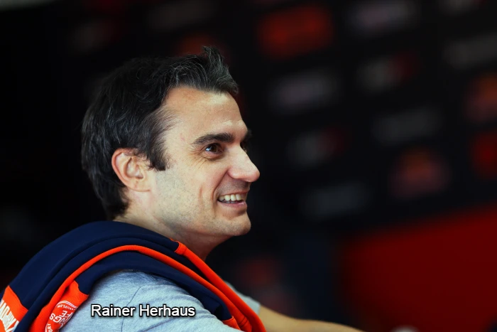 Dani Pedrosa, muy atento a cada dato en el box de KTM